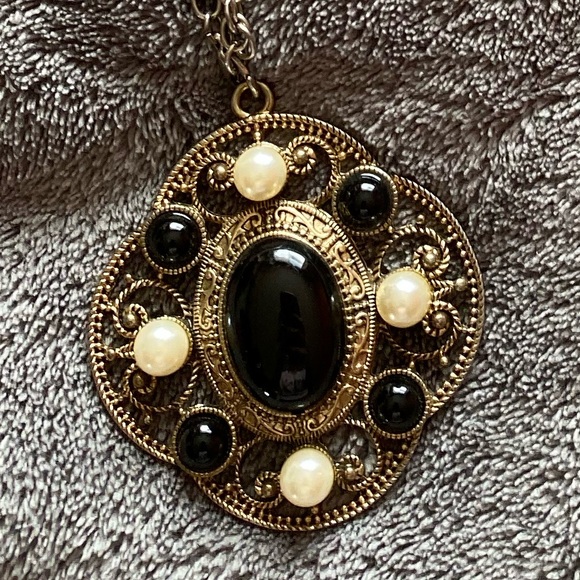 Long gold chained, black & pearl pendent necklace - Picture 2 of 3